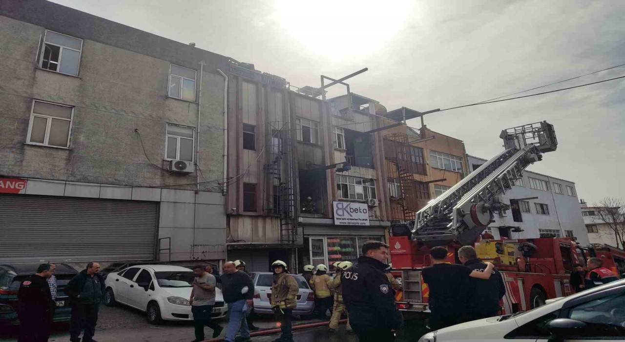 Bayrampaşada yangında can pazarı: 2 kadın işçi çatıda mahsur kaldı