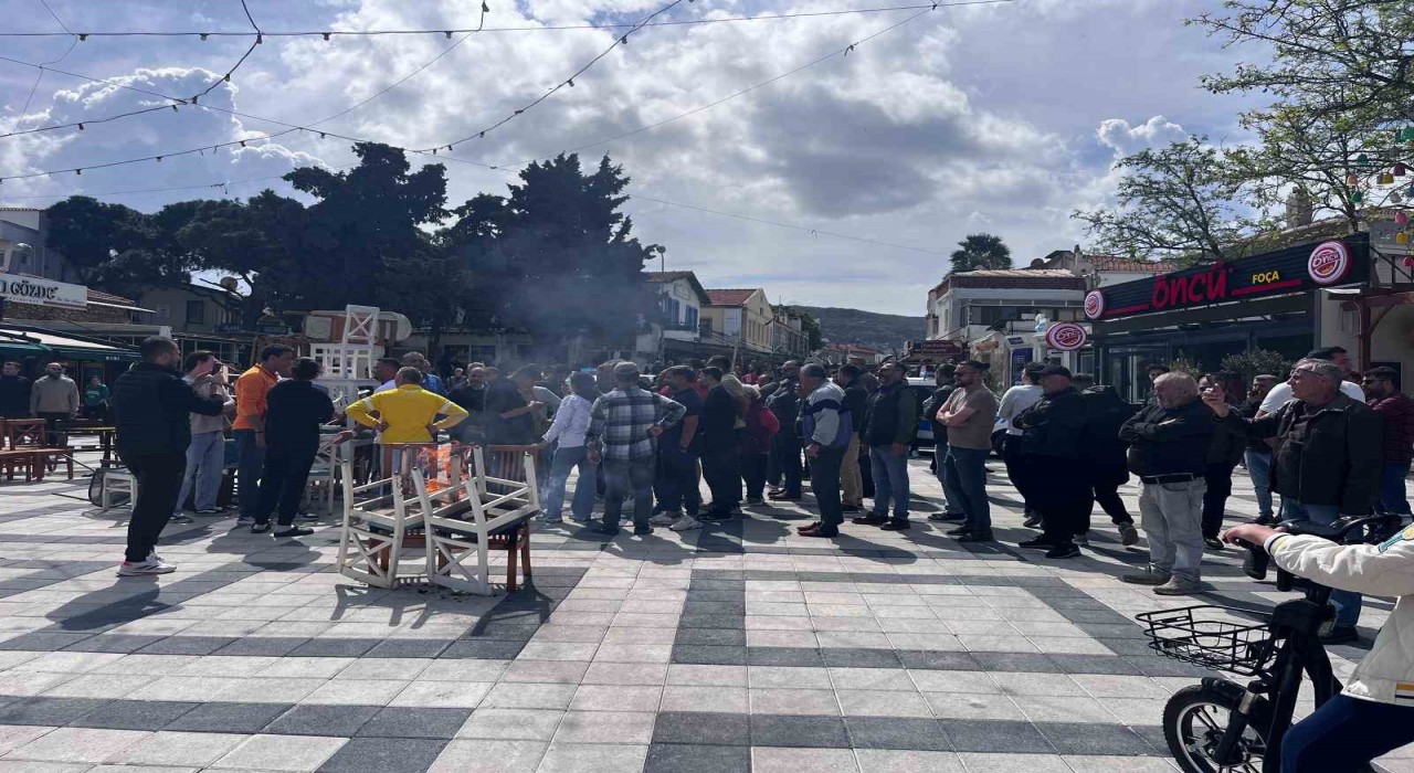 Belediye başkanını protesto eden esnaf, masa ve sandalye yaktı
