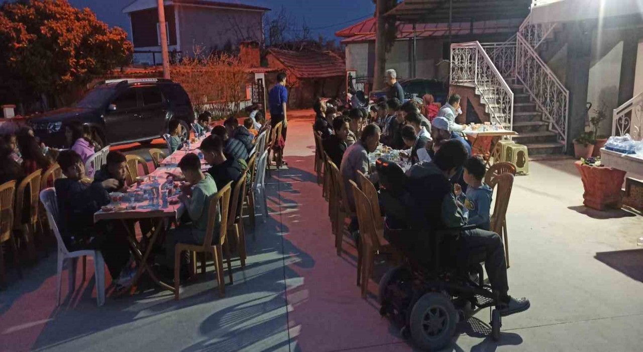 Bereketlinin çocuk ve gençlerine camide iftar