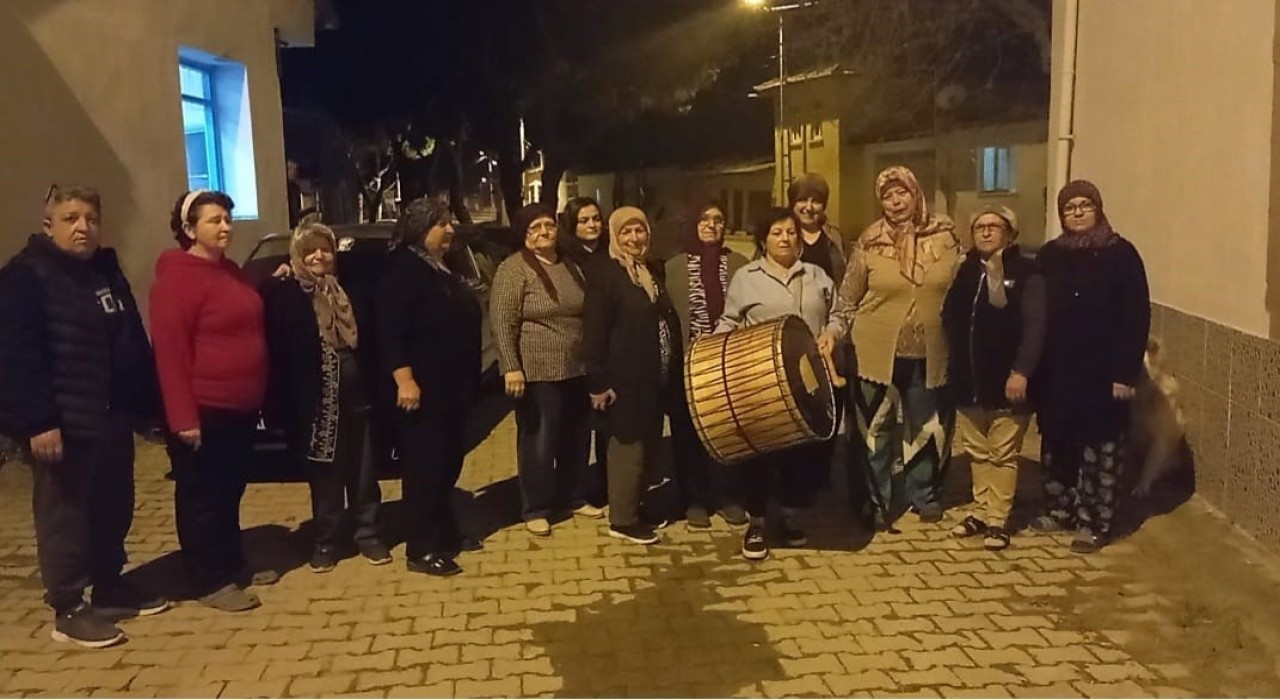 Bergamada vatandaşları kadın davulcular sahura kaldırıyor