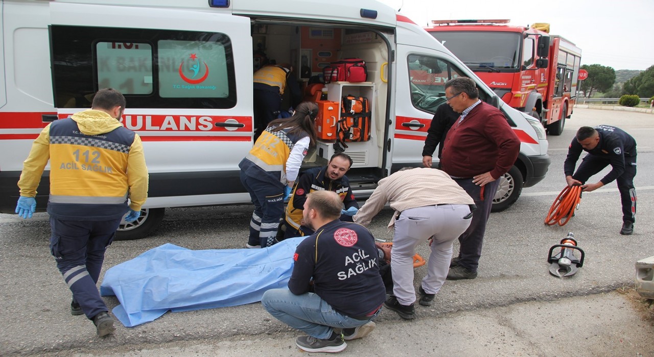 Beton mikserine çarpmamak için ani manevra yapan otomobilde yaşlı çift yaralandı