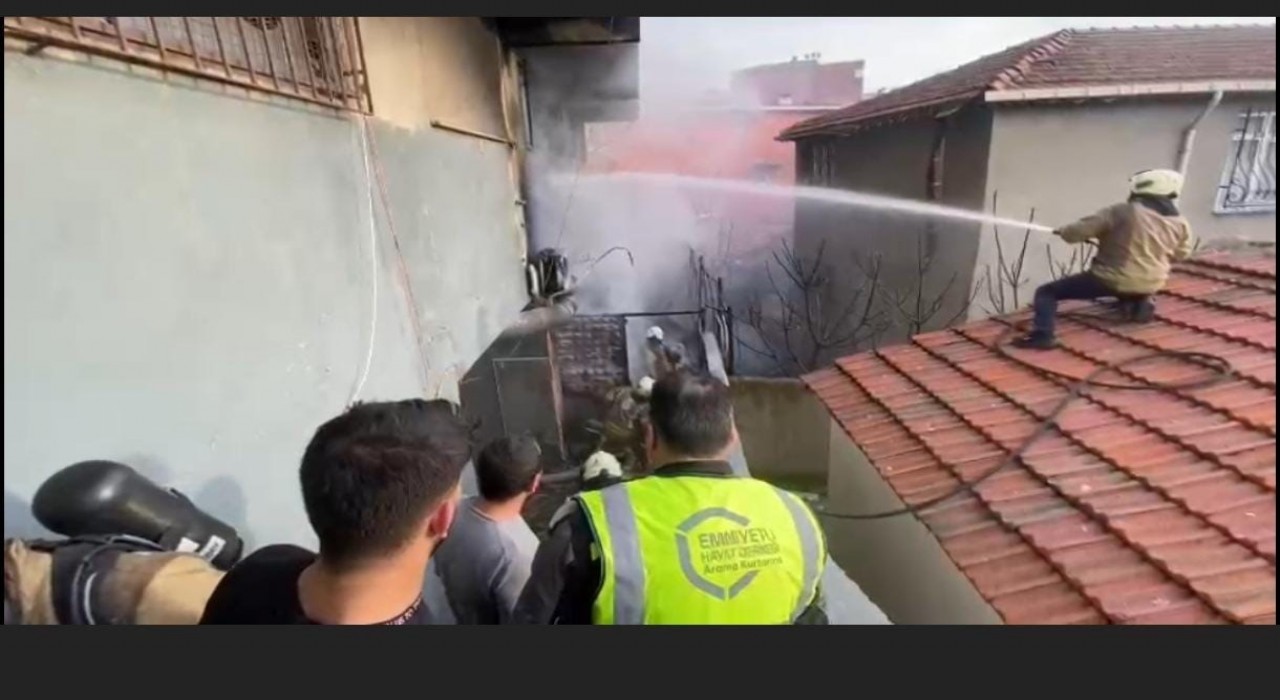 Beyoğlunda 4 katlı binada korkutan yangın