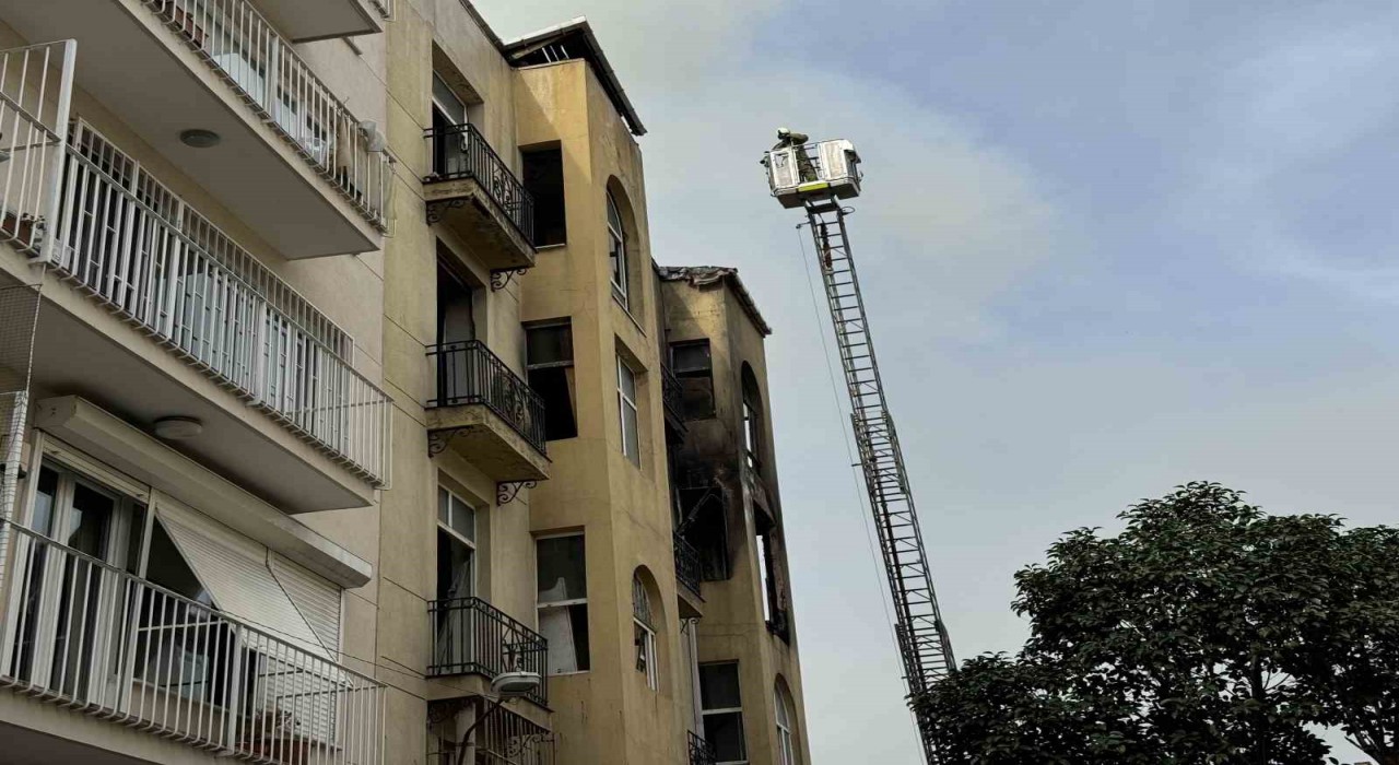 Beyoğlunda 5 katlı metruk binada korkutan yangın