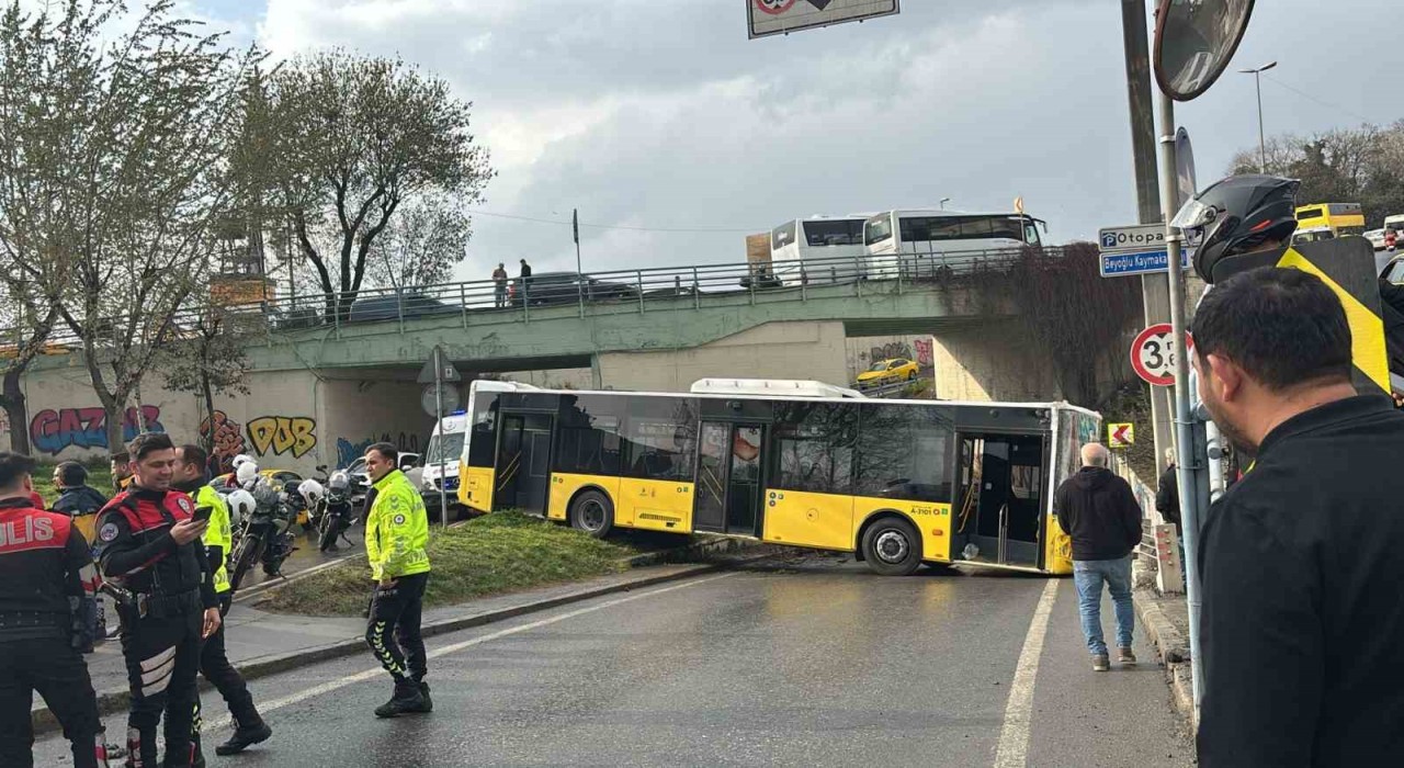 Beyoğlunda kontrolden çıkan İETT otobüsü bariyerlere çarptı