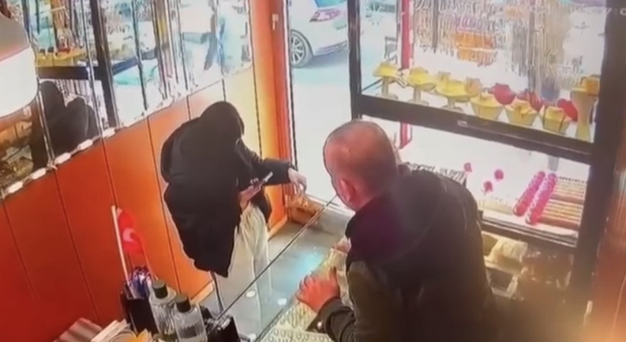 Beyoğlunda sevgilisinin alamadığı altın tacı böyle çaldı