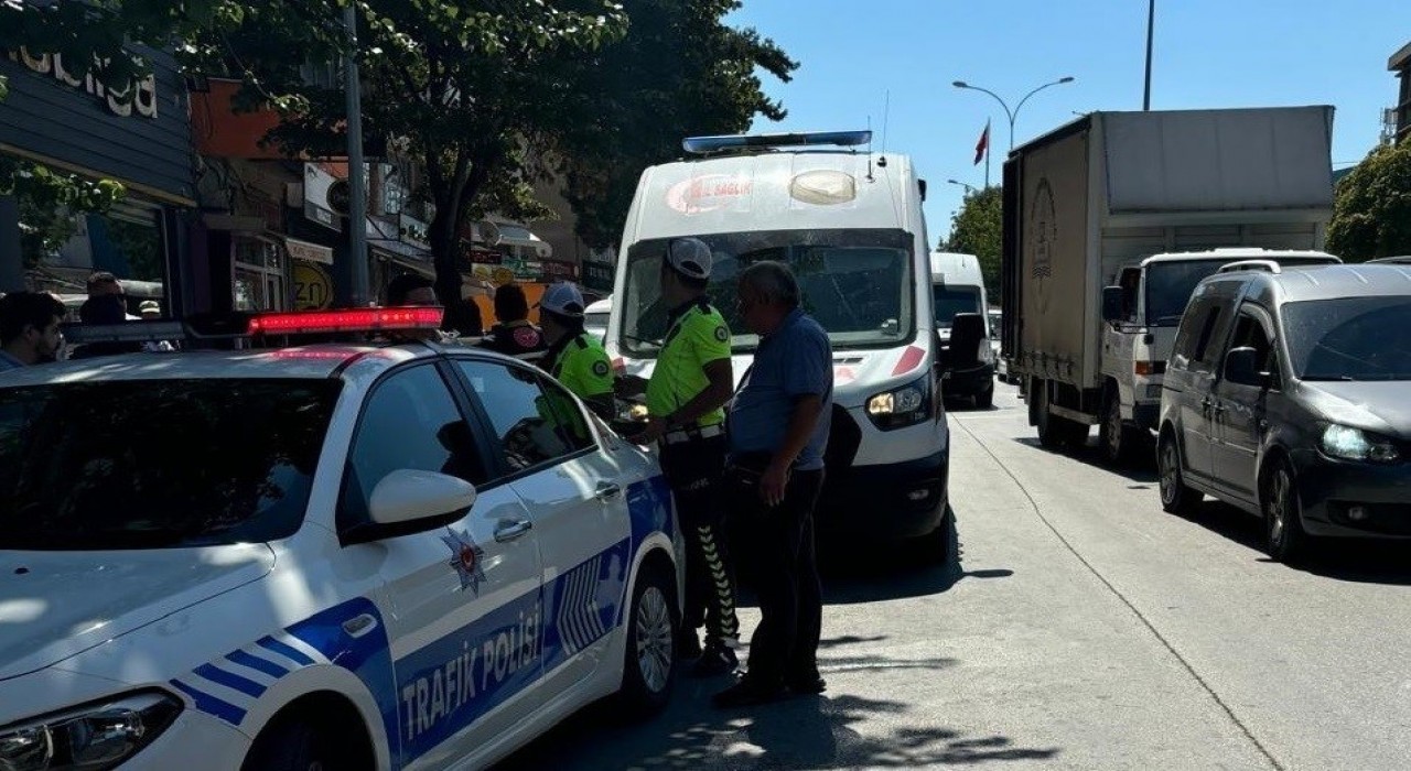 Bilecikte hafifi ticari araç ile motosikletin çarpışması sonucu 1 kişi yaralandı