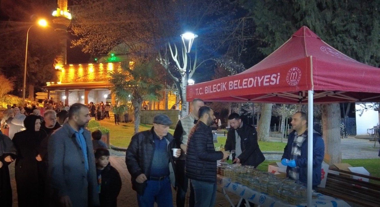 Bilecikte vatandaşlara helva dağıtıldı
