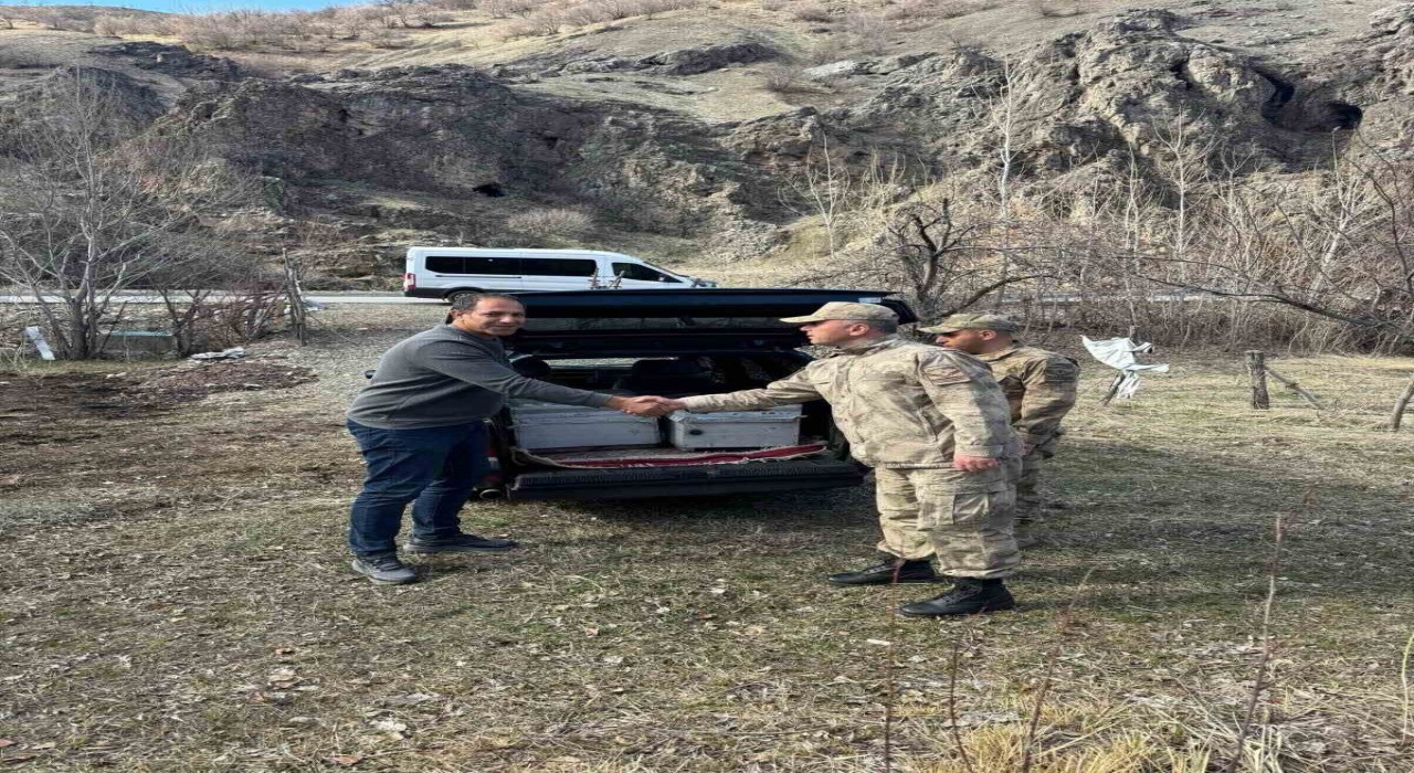 Bingölde çalınan arı kovanları sahibine teslim edildi