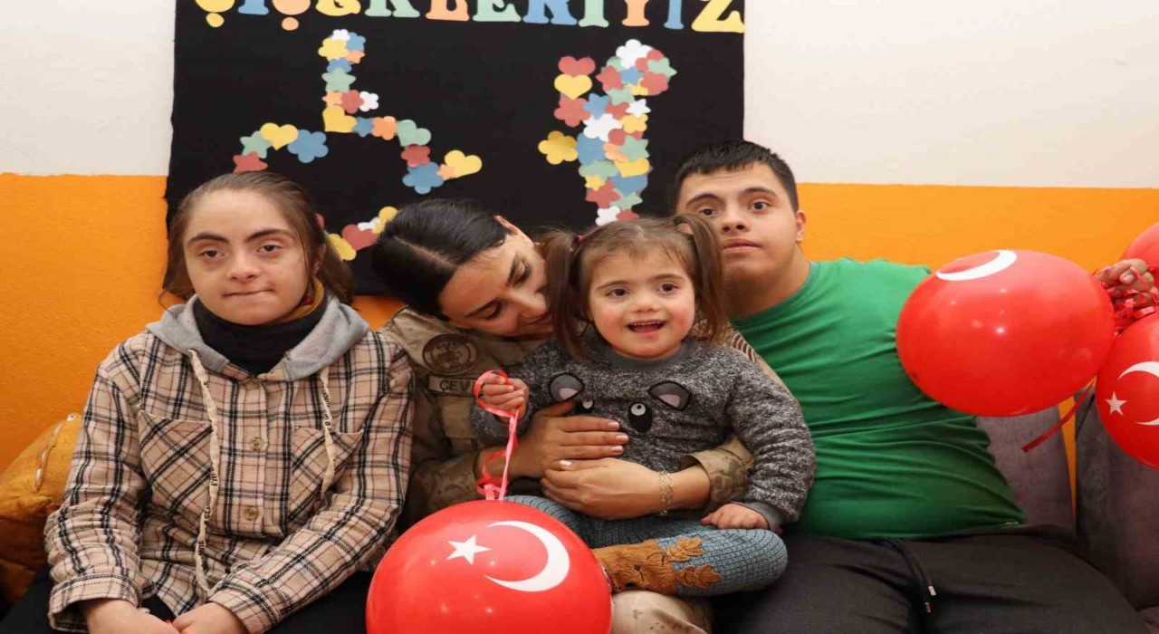 Bingölde jandarma Down Sendromlu çocukları unutmadı