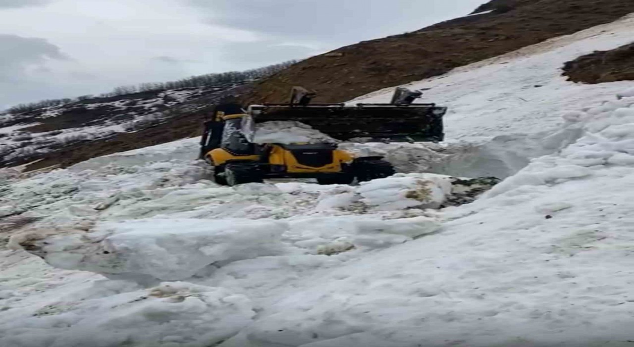 Bingölde karla kapalı köy yolu ulaşıma açıldı