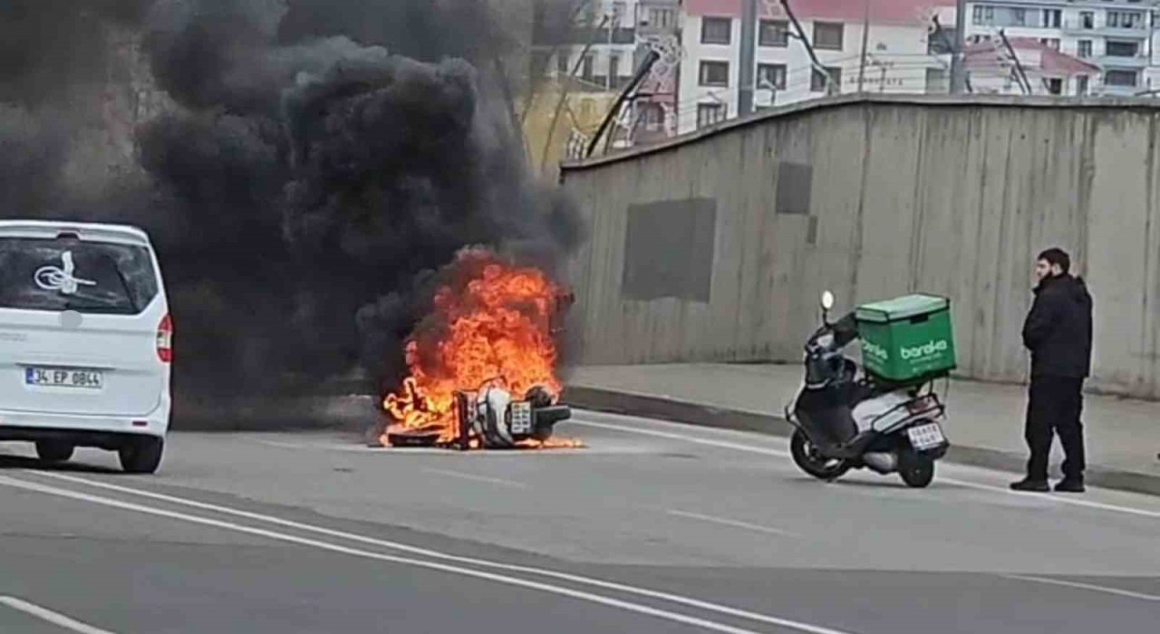 Bingölde seyir halindeki motosiklet alevlere teslim oldu