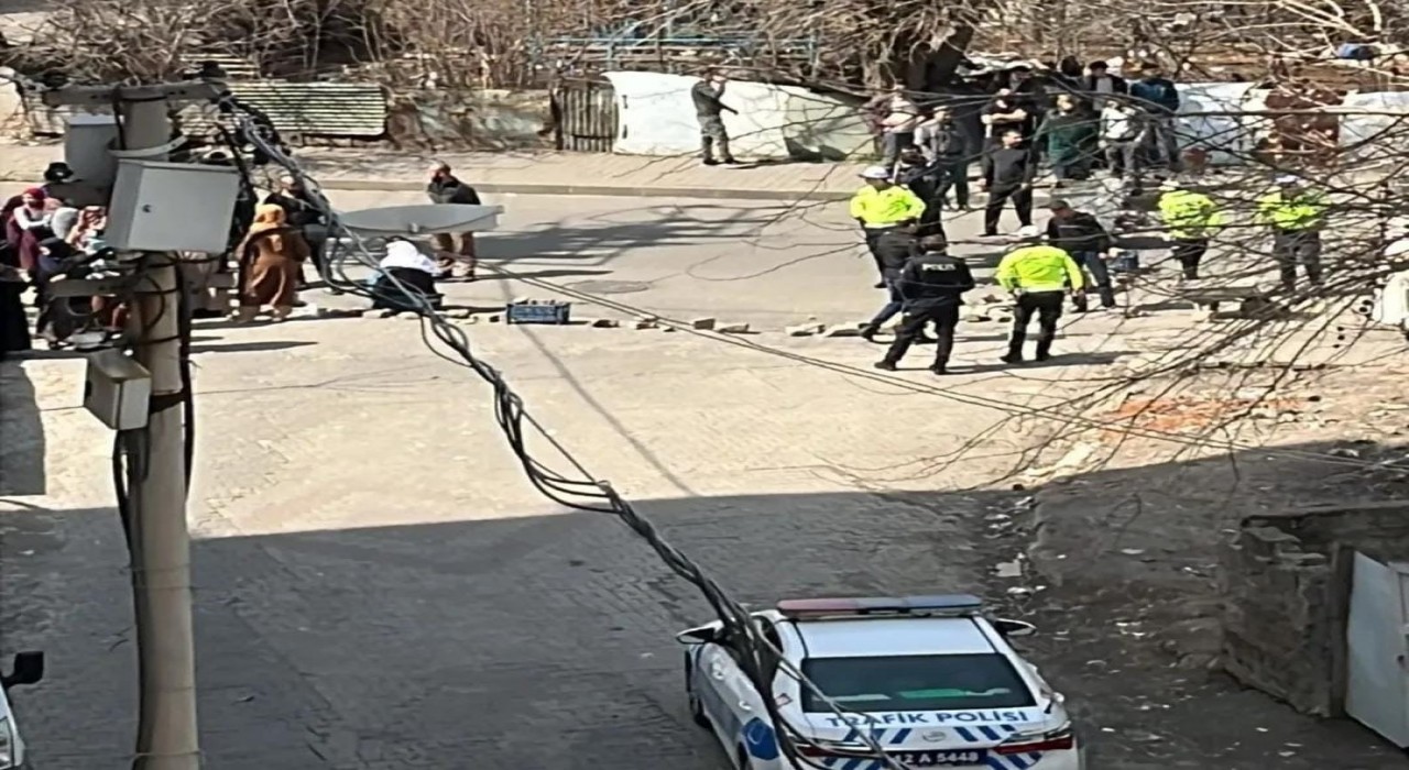 Bingölde su sorununu yolu trafiğe kapatarak protesto ettiler