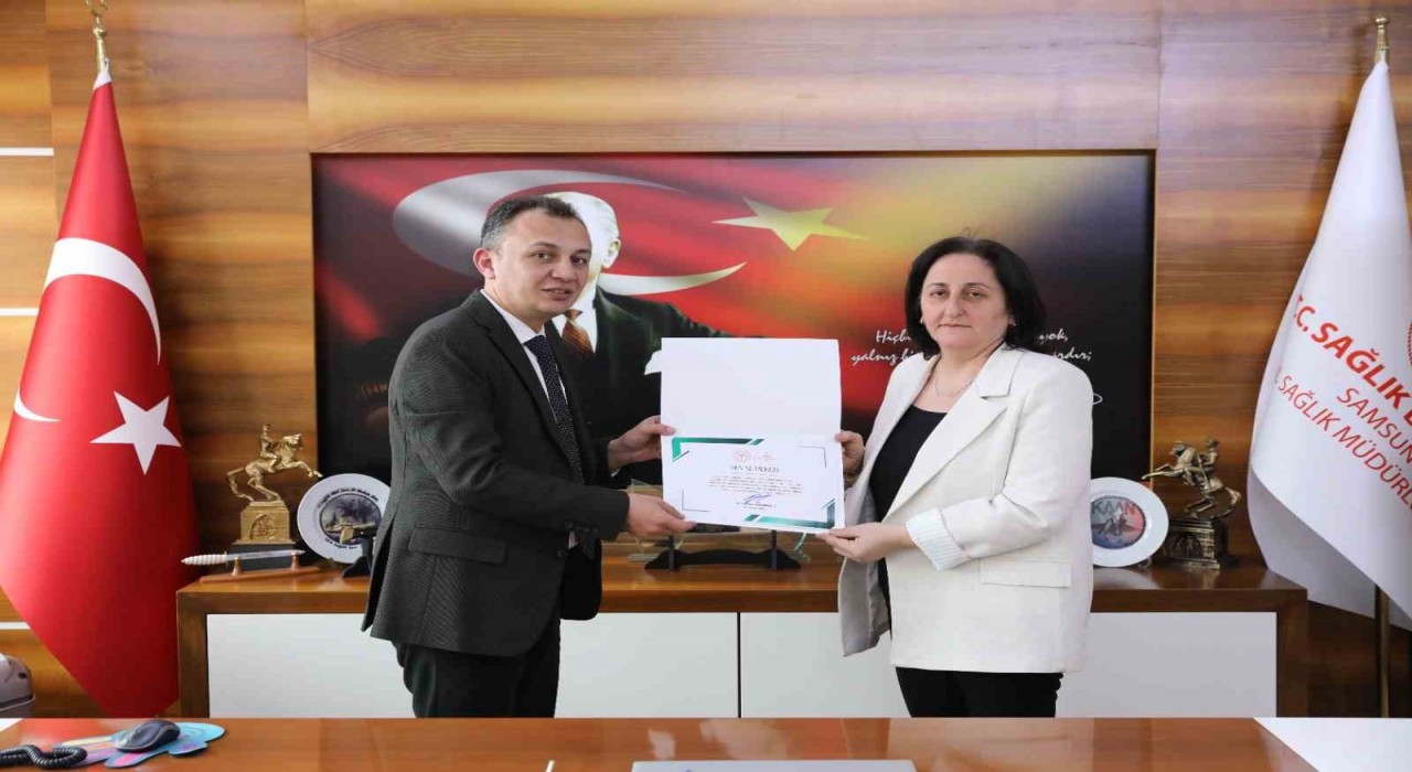 Binlerce bebeğin doğumunda yardımcı olan ebeye Sağlık Bakanlığından teşekkür belgesi