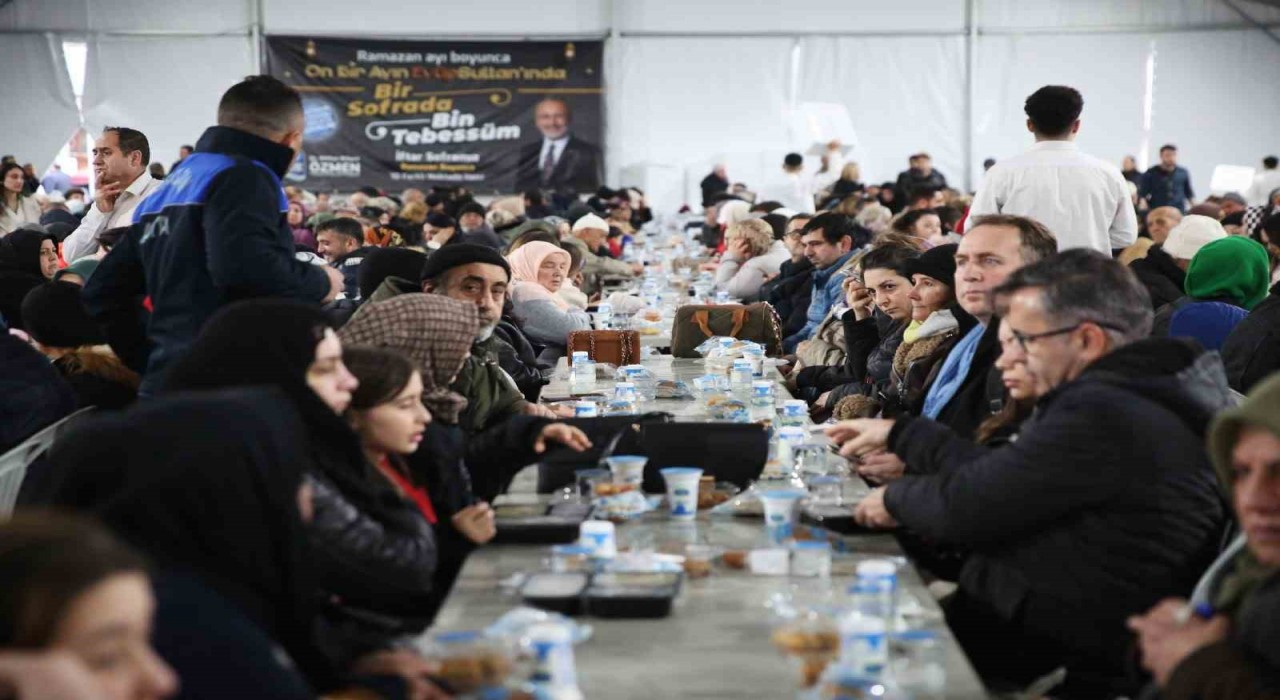 Binlerce vatandaş Eyüpsultanda dev iftar sofrasında buluşuyor