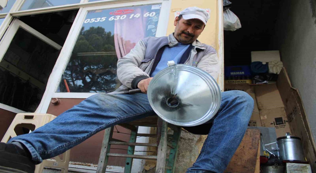 Bir metrekarelik dükkanda ekmeğini çıkarıyor