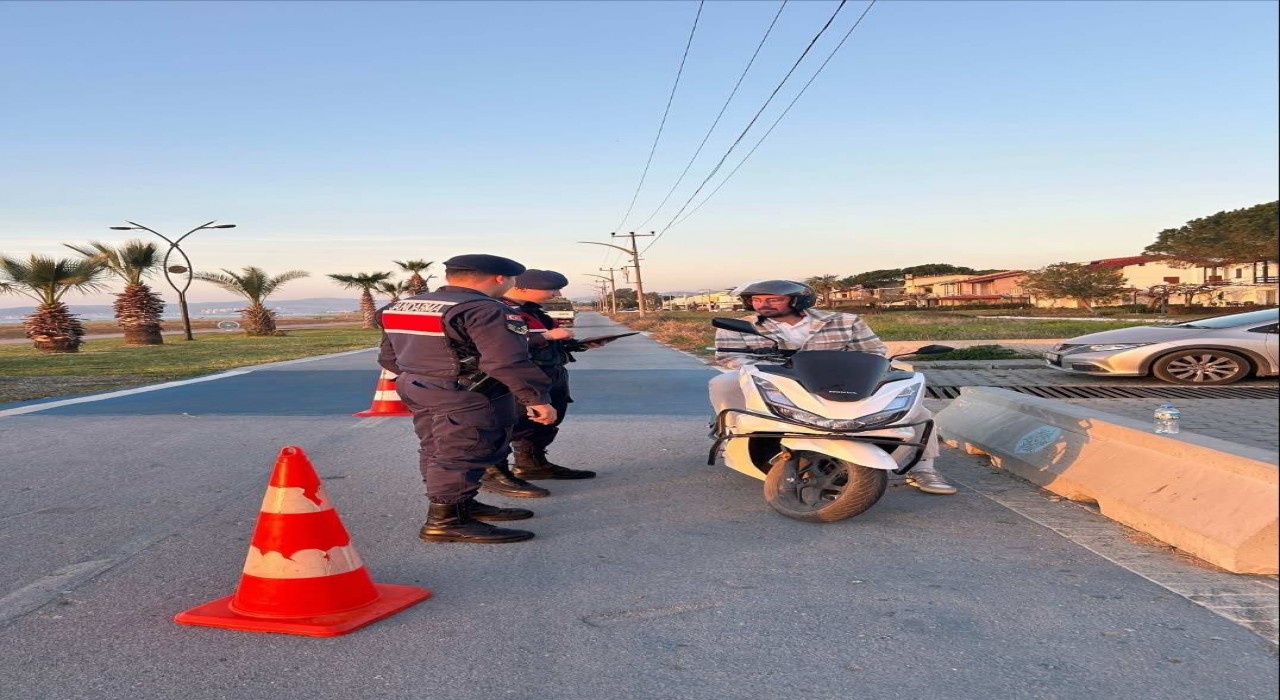 Bisiklet yolunu işgal eden motorcular jandarmadan kaçamadı