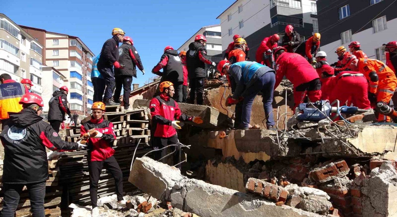 Bitliste 438 kişinin katılımıyla deprem tatbikatı yapıldı