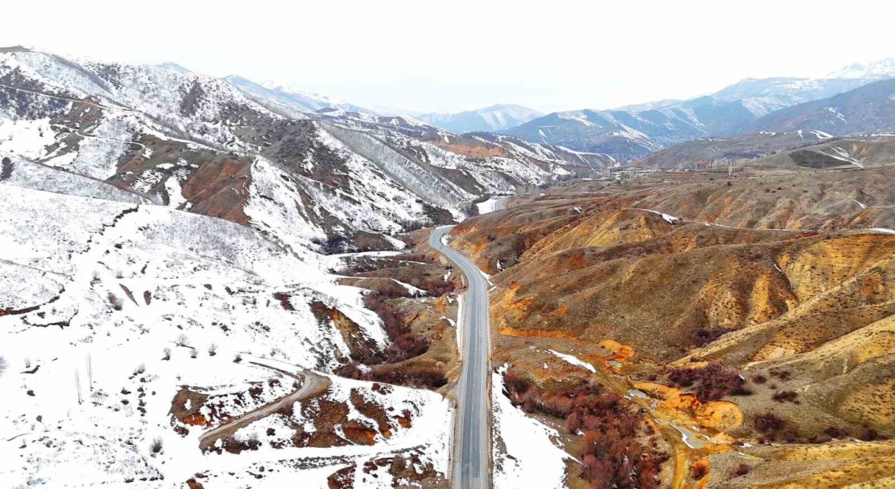 Bitliste dağların bir yanı kar, bir yanı bahar