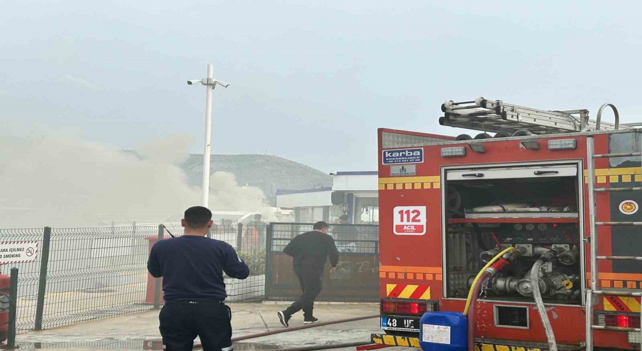Bodrumda milyon dolarlık motoryat alev alev yandı
