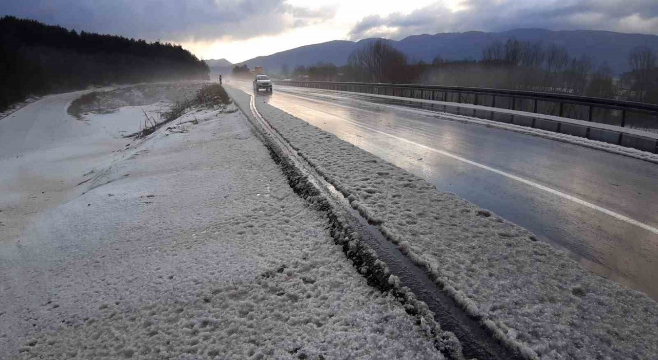 Boluda dolu etkili oldu, yollar beyaza büründü