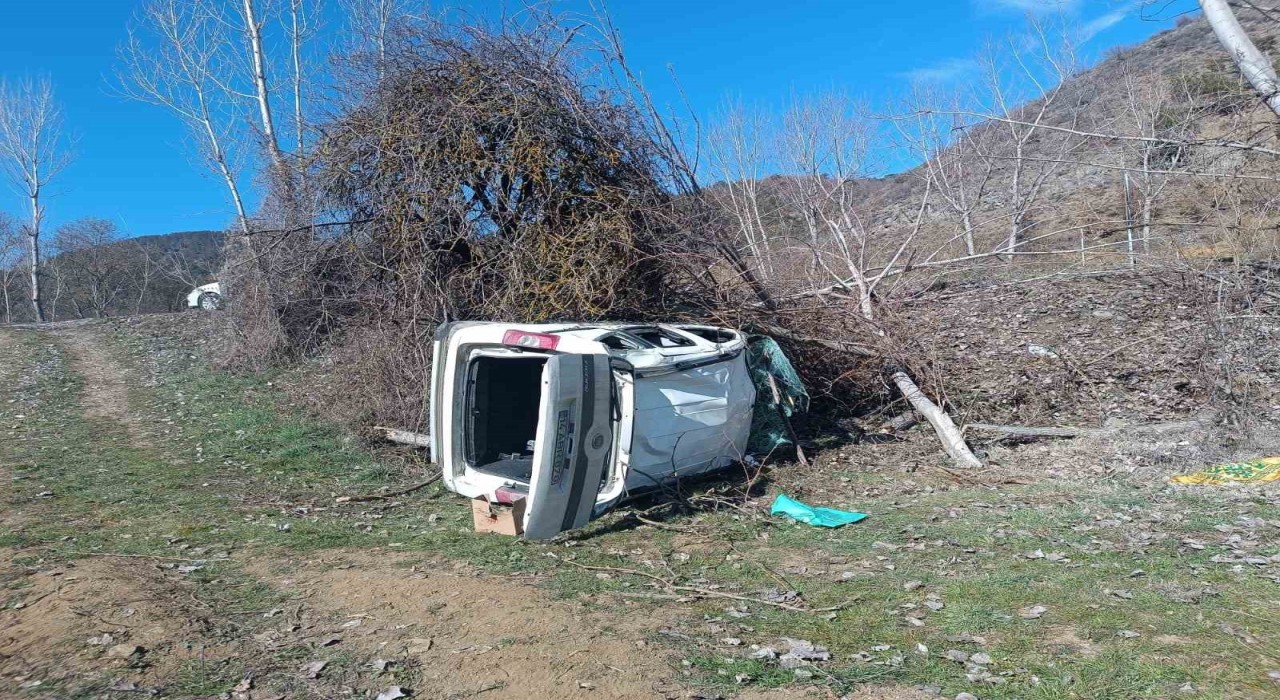 Boluda hafif ticari araç şarampole uçtu: 2 yaralı