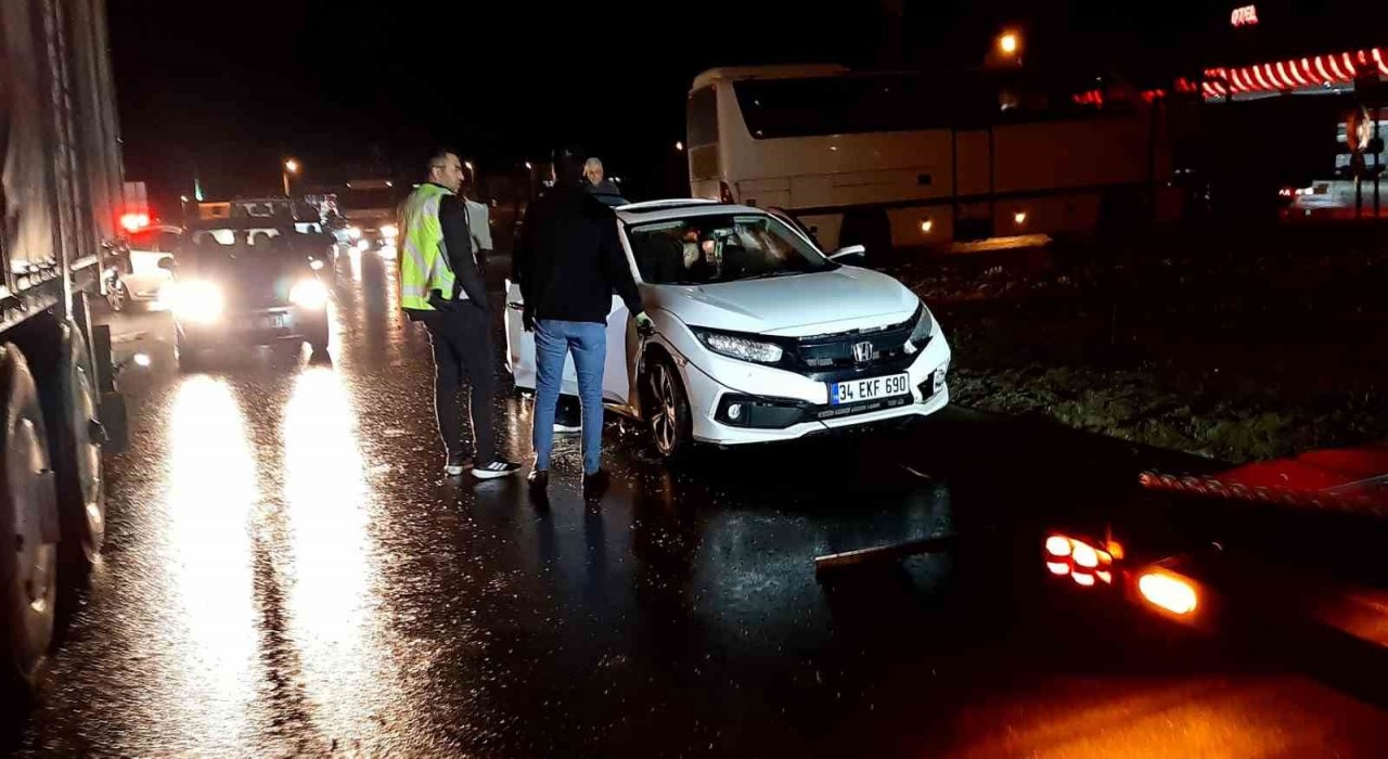 Boluda kavşakta otomobil ile kamyon çarpıştı: 3 yaralı