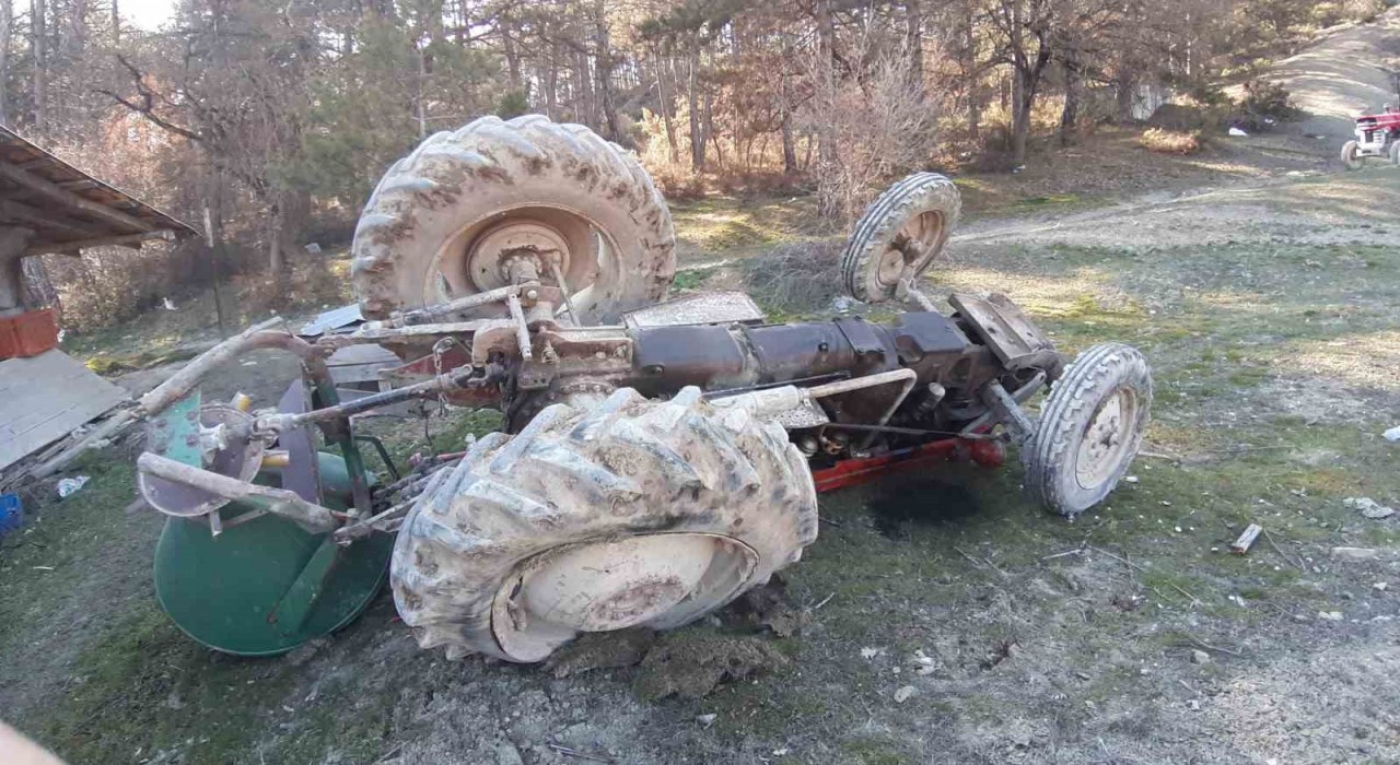 Boluda traktör devrildi: Kadın sürücü yaralandı