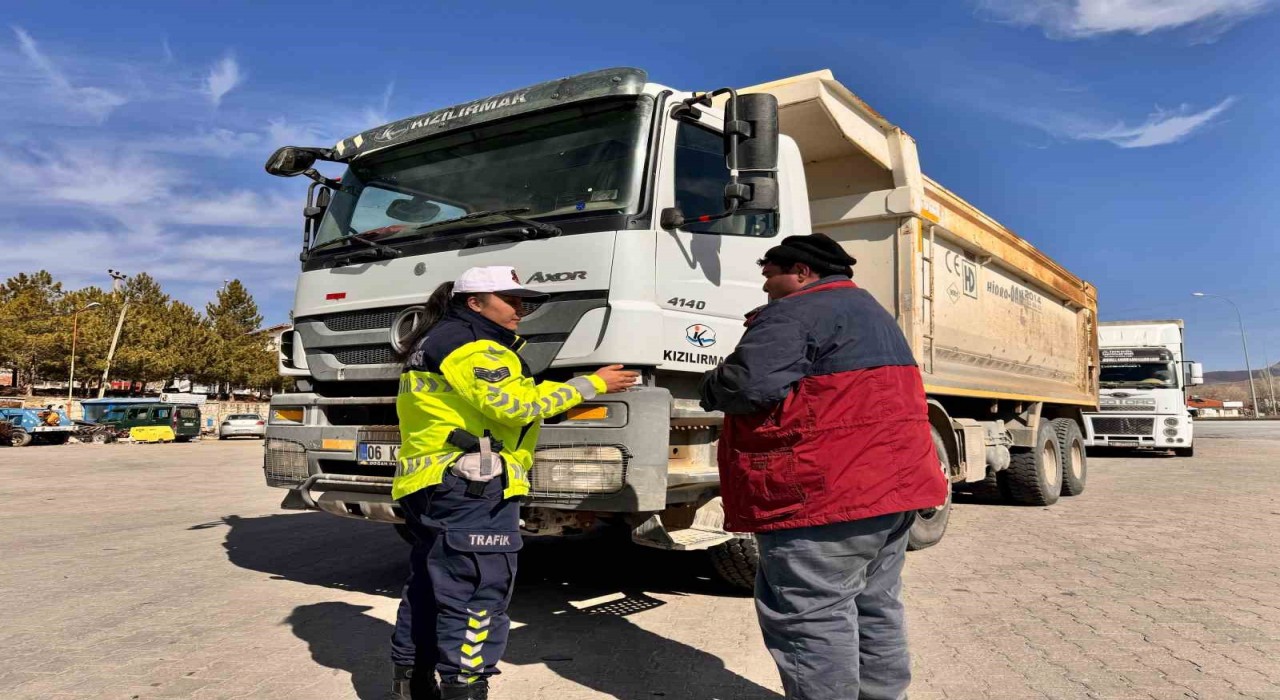 Bolvadinde kurallara uymayan sürücüler jandarmadan kaçamadı
