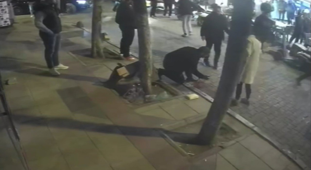 Bornovada gençler arasında bıçaklı kavga: 1 ağır 2 yaralı