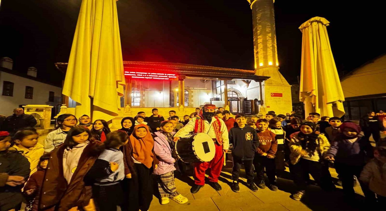 Bozkırda çocuklara Teravih namazı sonrası geleneksel Ramazan eğlencesi