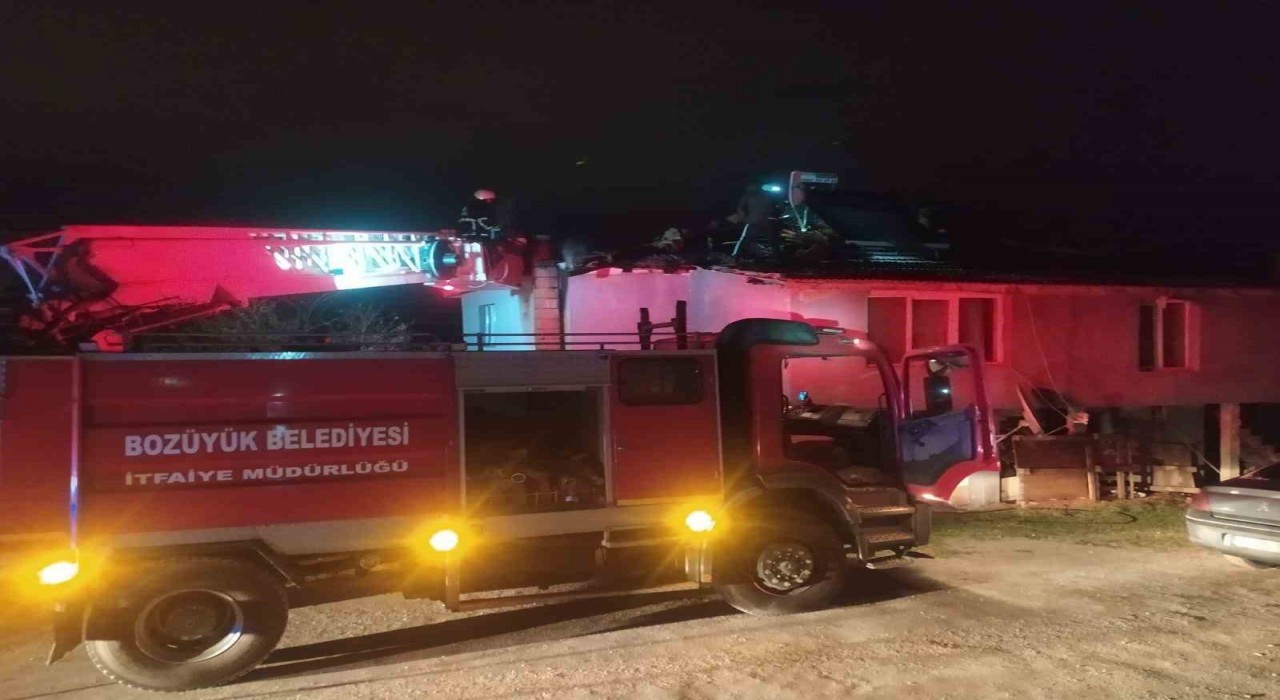 Bozüyükte çatı yangını