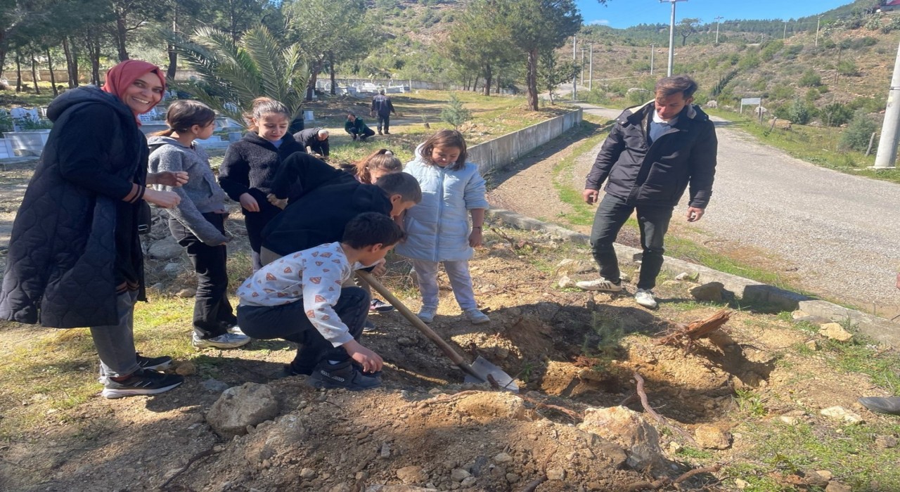 Bozyazıda fidanlar toprakla buluşturuldu