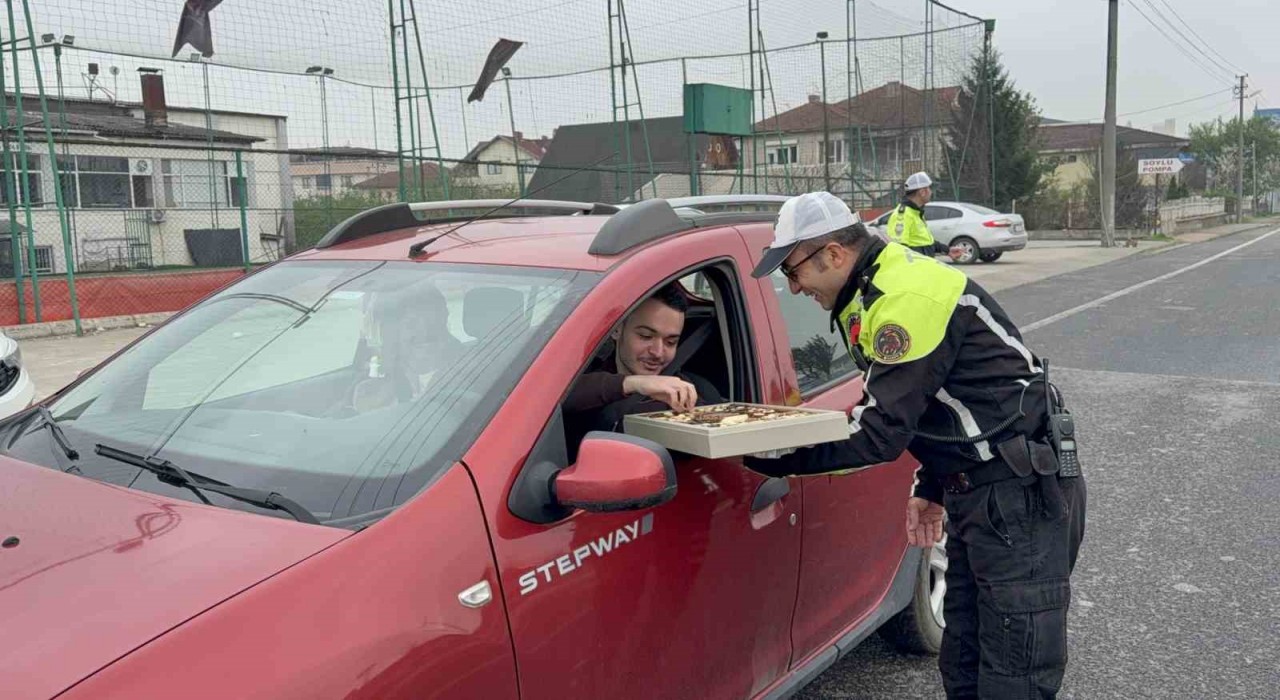 Bu sefer ceza değil, çikolata dağıttılar