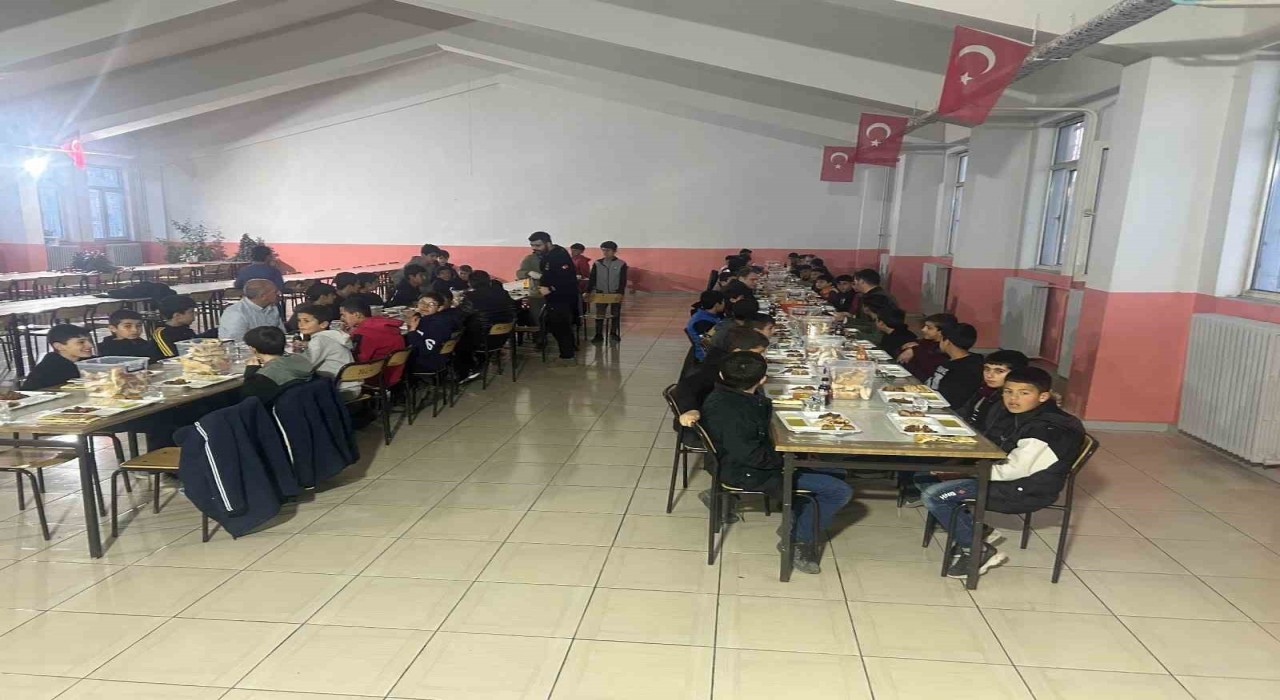 Bulanık Kaymakamı Koşansu öğrencilerle iftar açtı