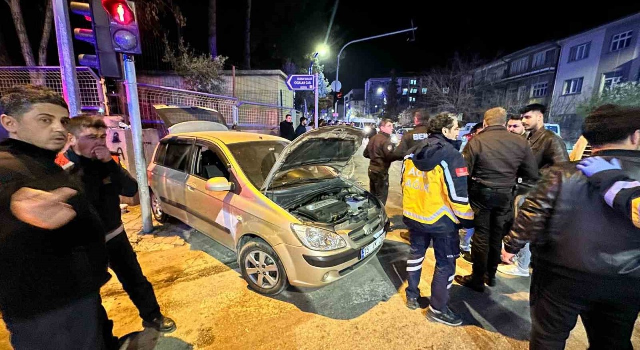 Burdurda kamyonet ile otomobil çarpıştı: 1 yaralı