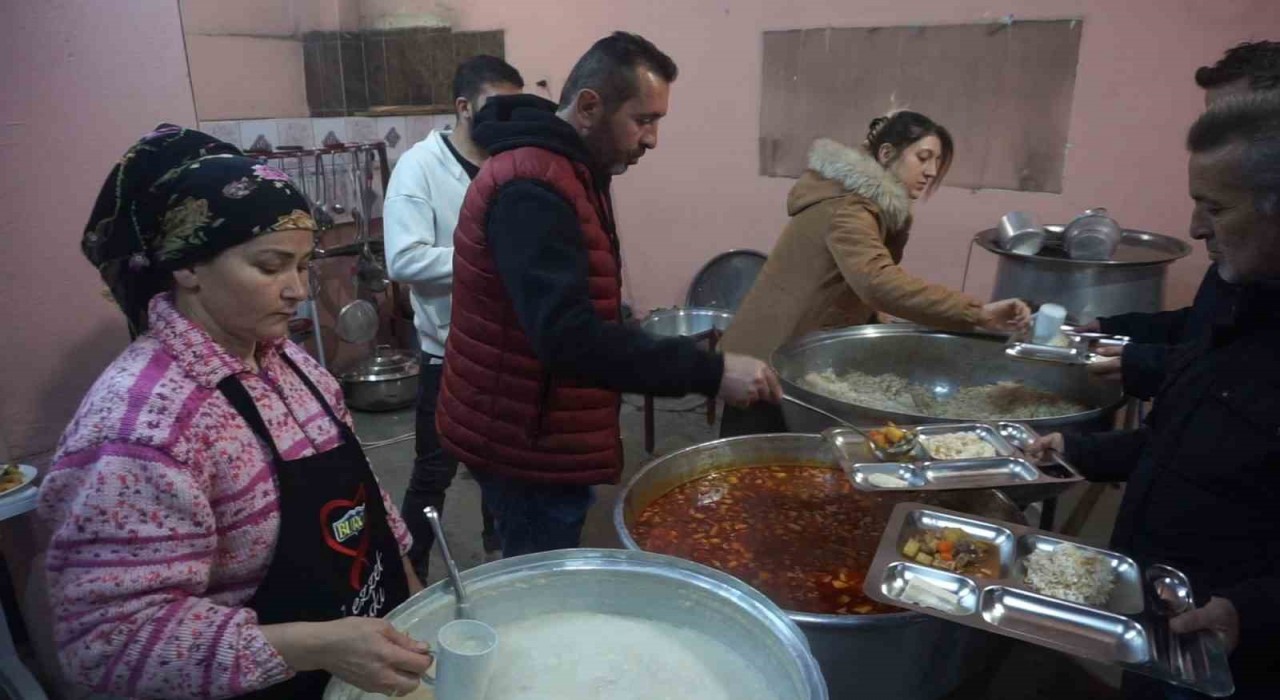 Burdurda köylüler imece usulü iftar yapıyor