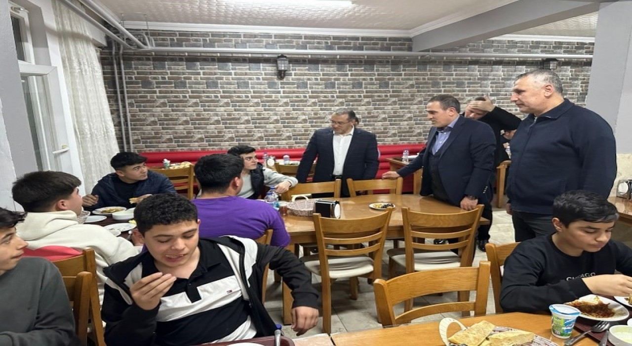 Burhaniye de Kaymakam Memiş öğrencilerle iftar yaptı