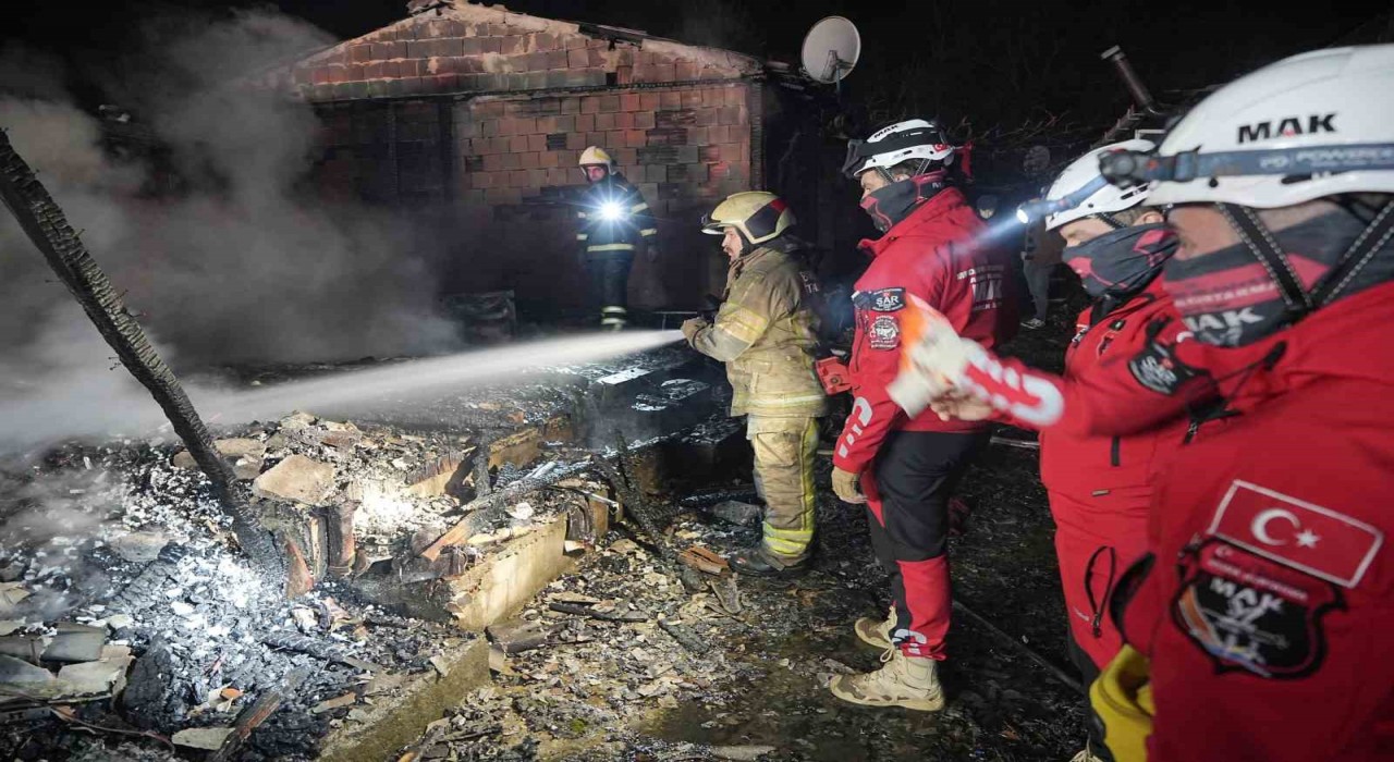 Bursada 18 ahşap ev alev alev yandı