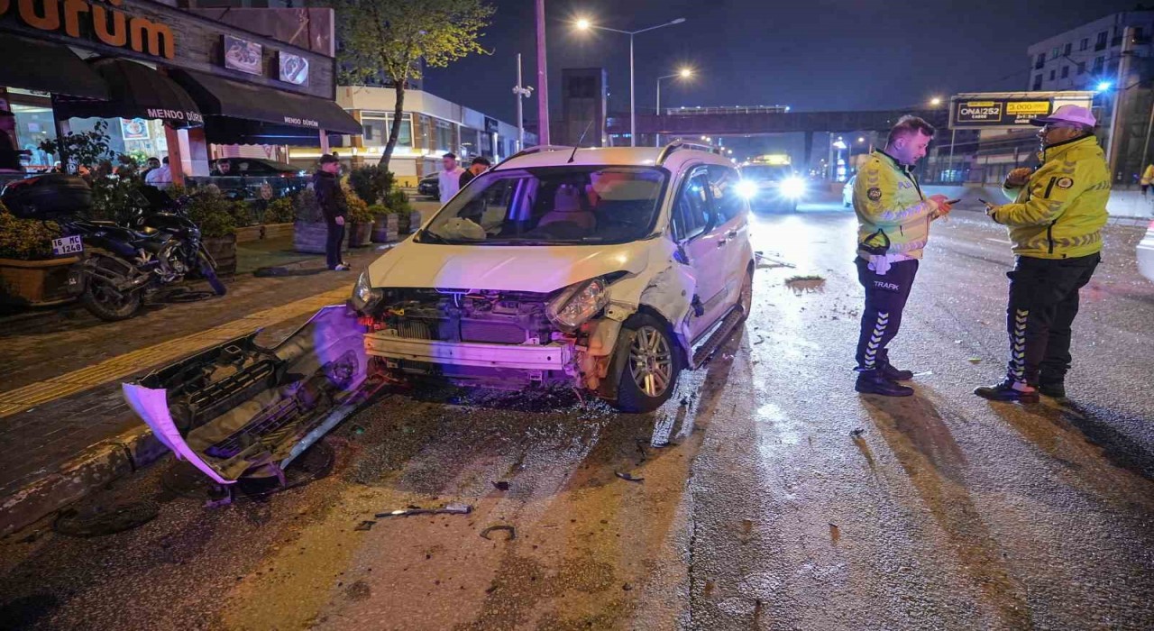 Bursada 4 aracın karıştığı kazada 3 kişi yaralandı