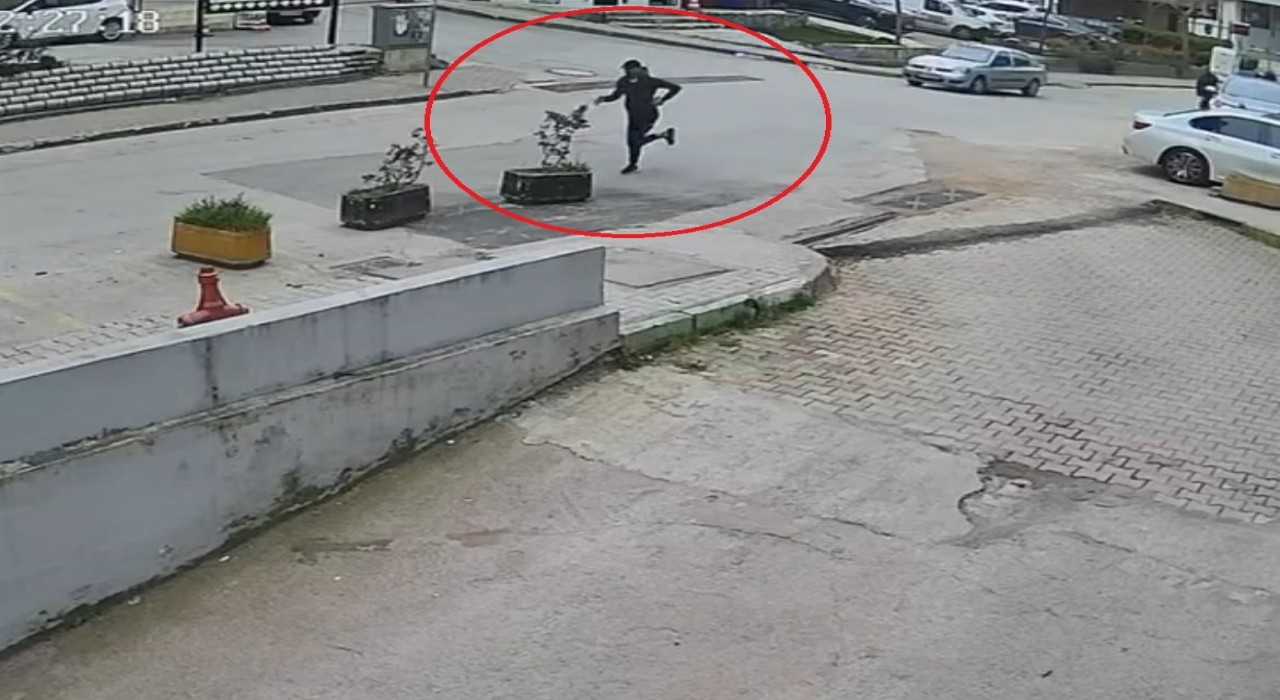Bursada bir kişinin yaralandığı silahlı saldırı anı kamerada