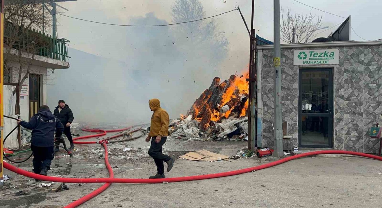 Bursada geri dönüşüm tesisinde yangın
