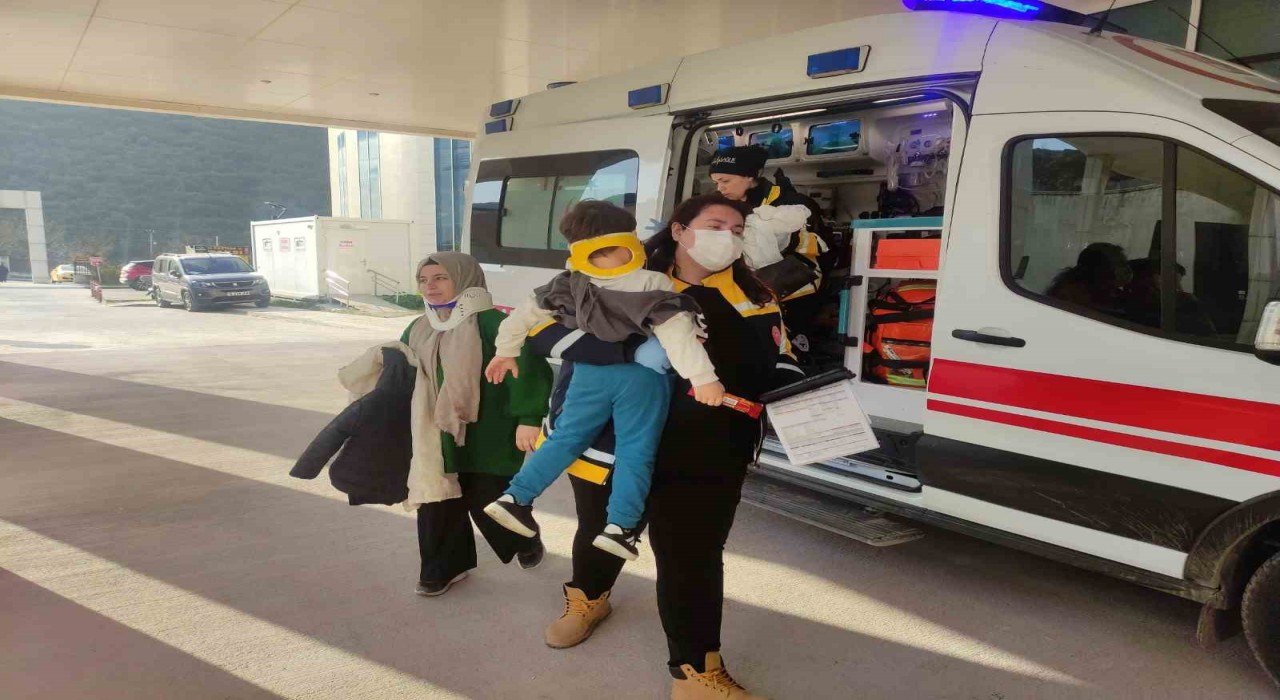 Bursada hafif ticari araç ile otomobil çarpıştı: 5 yaralı