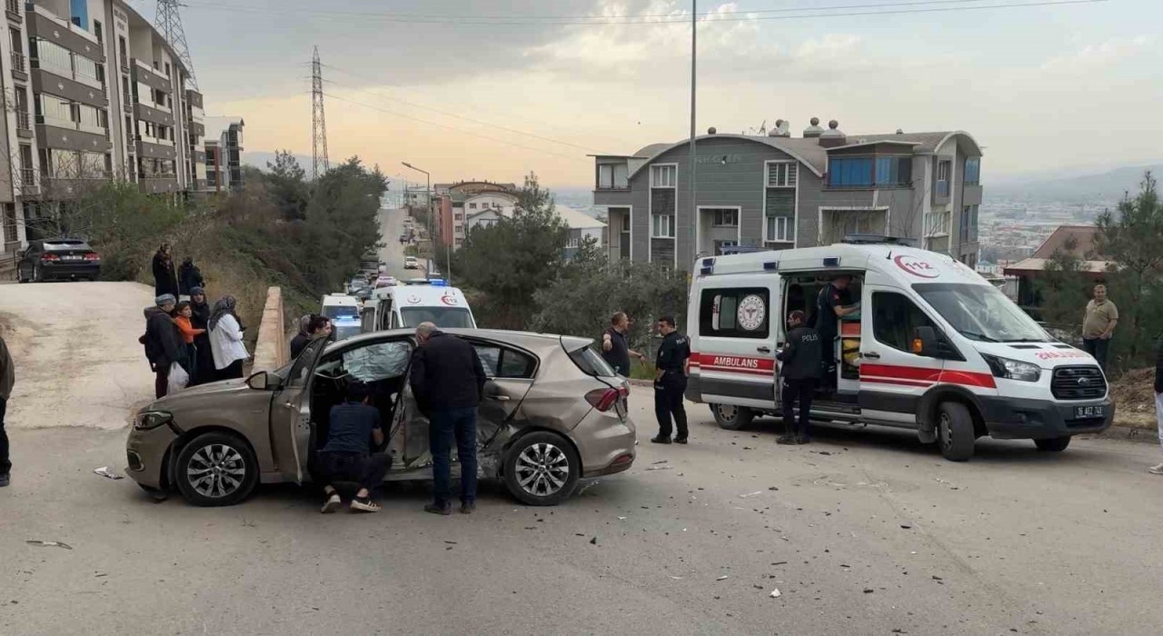 Bursada iki otomobil çarpıştı: 4 yaralı