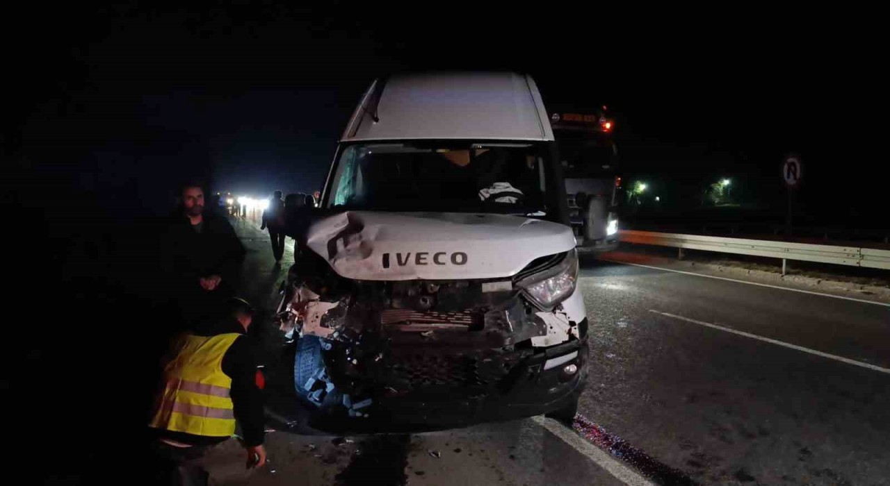 Bursada minibüs otomobille çarpıştı: 1 yaralı