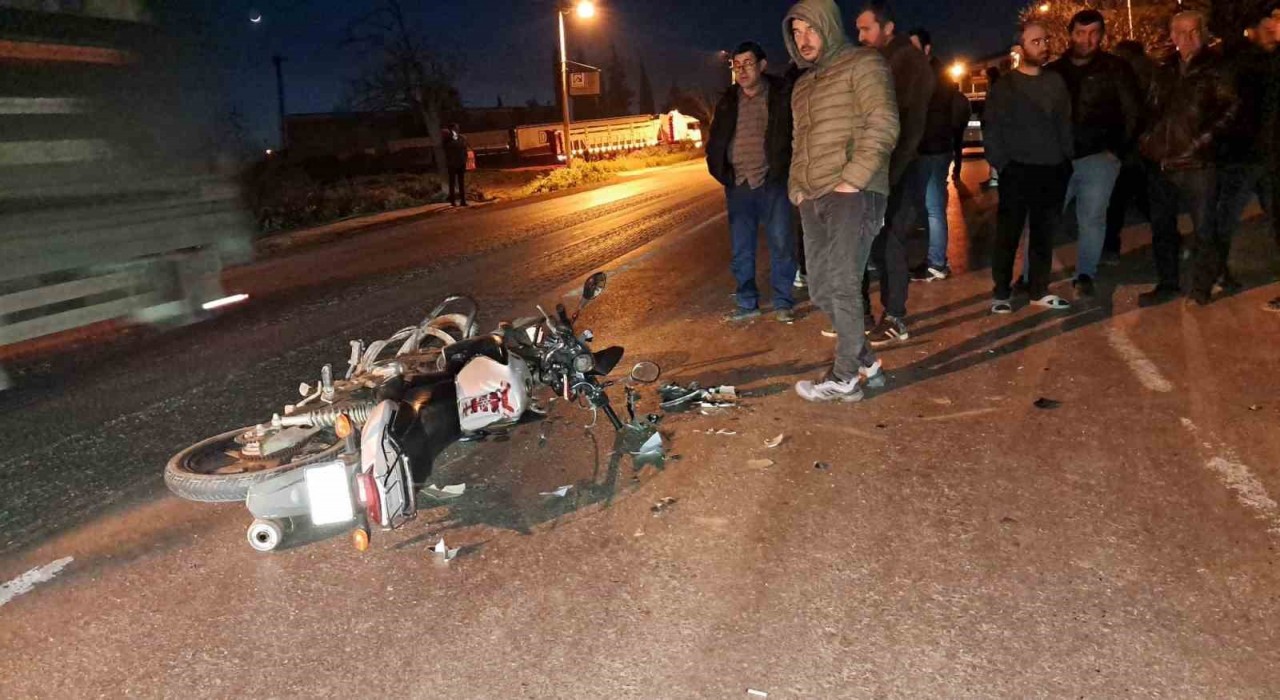 Bursada motosiklet otomobile çarptı: 3 yaralı