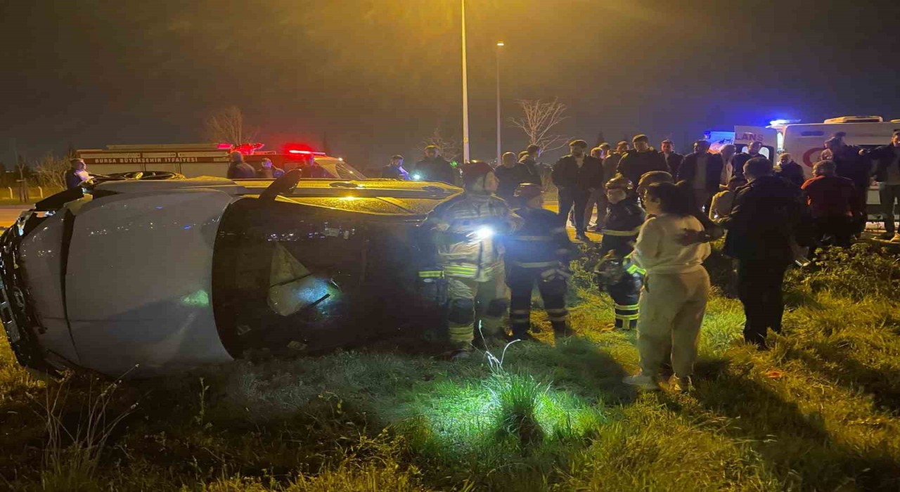 Bursada otomobil takla attı: 2 yaralı
