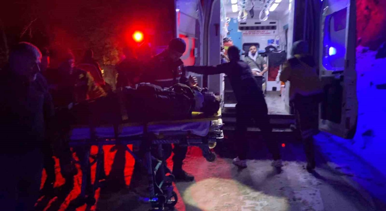 Bursada otomobil uçuruma yuvarlandı: 2si ağır 5 yaralı