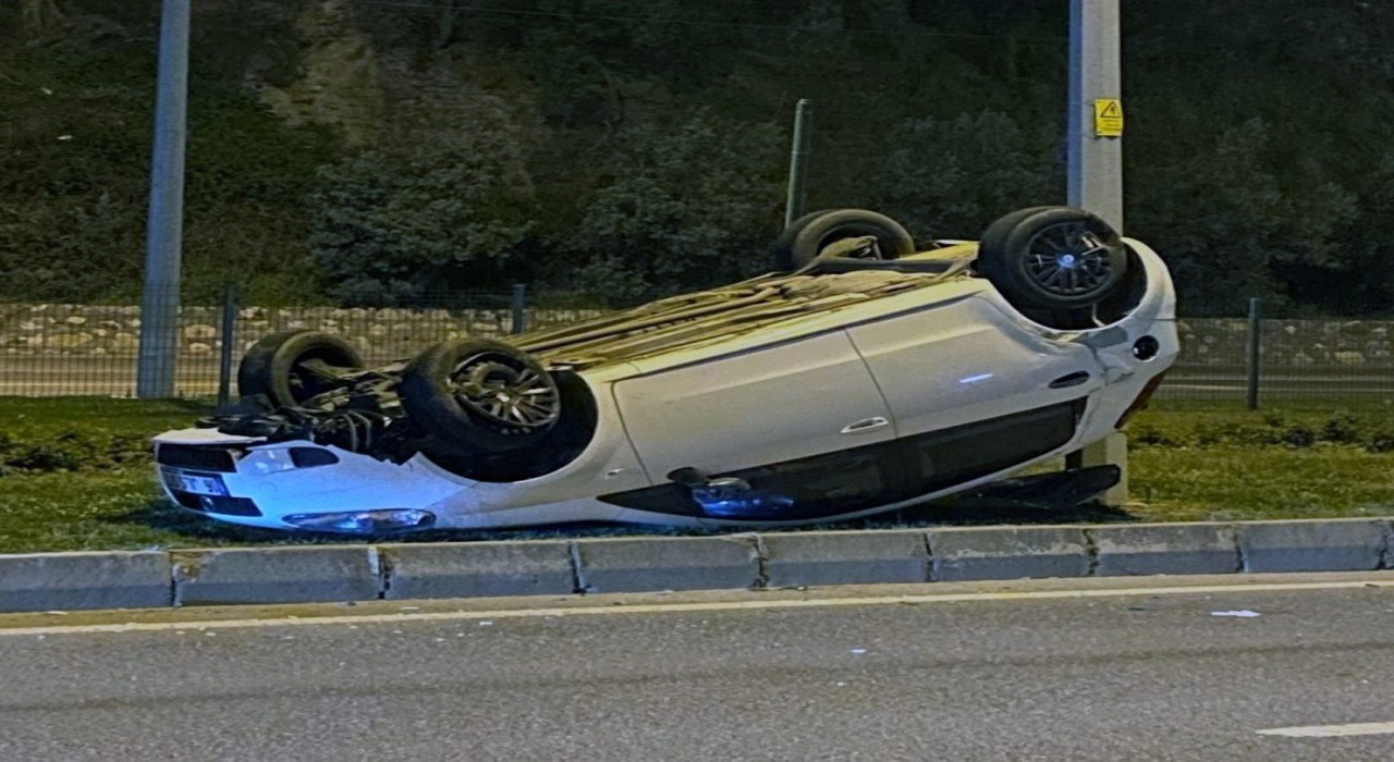 Bursada takla atan otomobildeki 2 kişi yaralandı