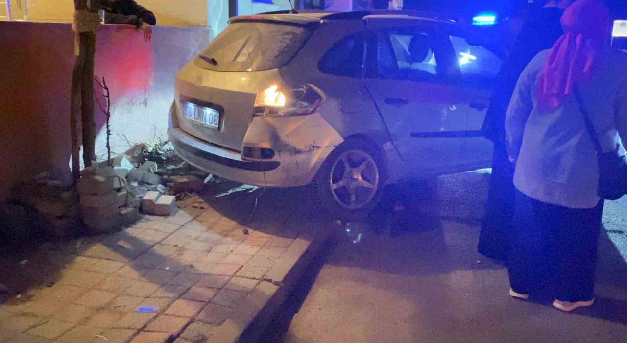 Bursada ticari araç ile otomobil çarpıştı: 5 yaralı