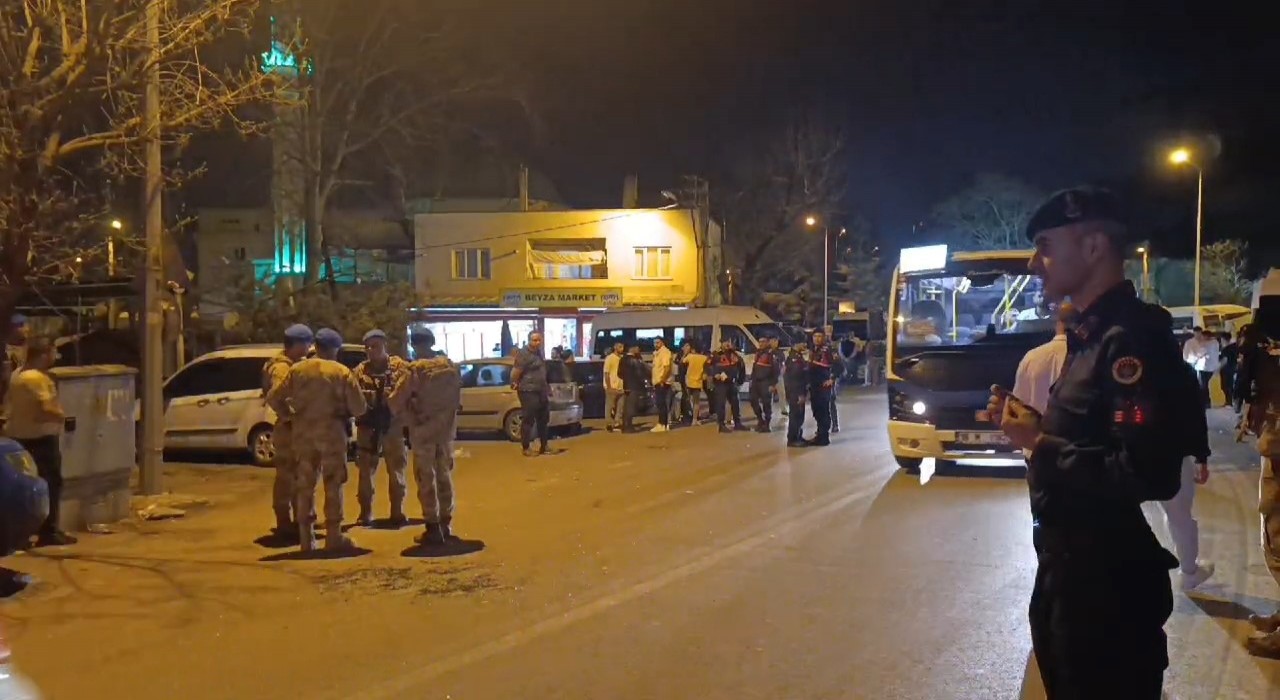 Bursada yol verme kavgasına mahalleli karıştı, ortalık meydan muharebesine döndü